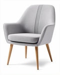 Grijze stoffen armstoel met houten poten 70 x 65 x 80cm